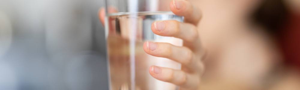 Les bienfaits de boire un verre d’eau au réveil